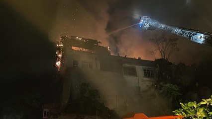 Pendik'te bir binanın çatısında çıkan yangın söndürüldü