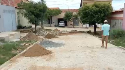 Prefeitura de Itaporanga calça rua sem rede de #esgoto e gera caos para moradores