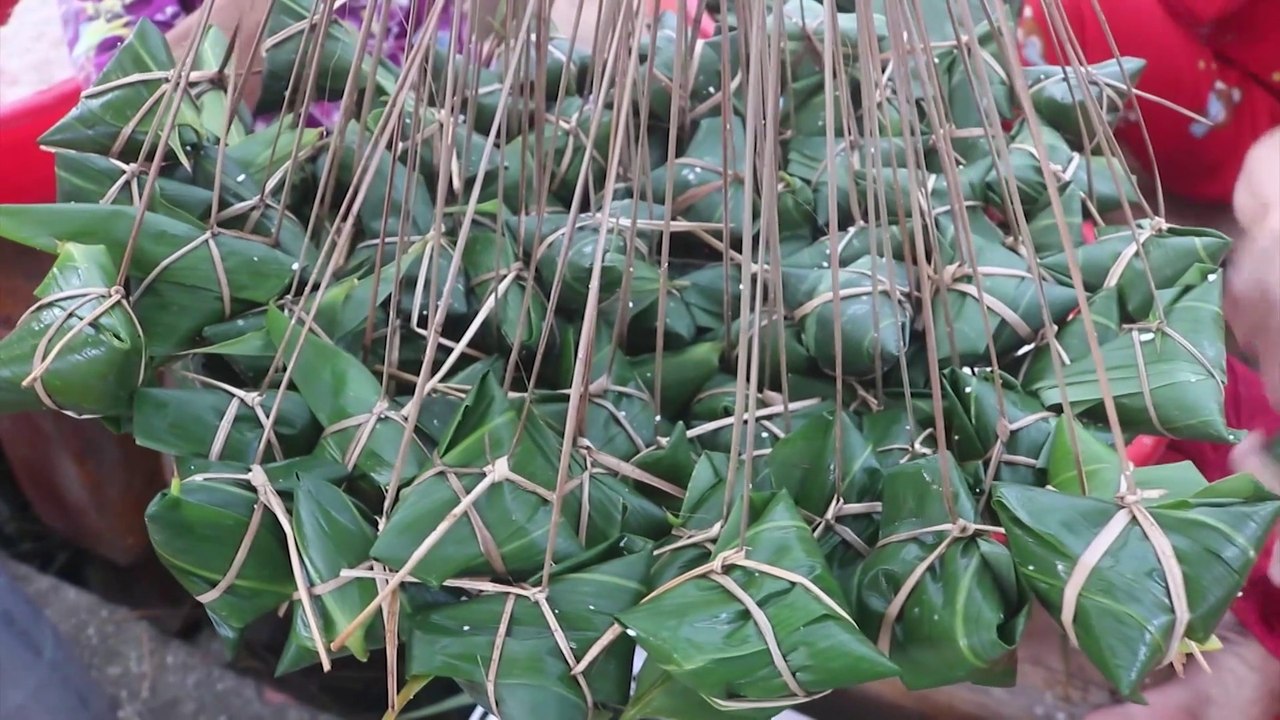 NHÀ HAI LÚA | SÔI ĐỘNG NGHỀ GÓI BÁNH Ú LÁ TRE