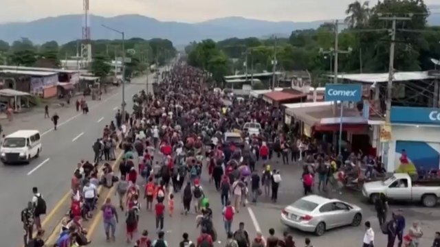 Caravana de migrantes realiza caminata para llegar a Estados Unidos
