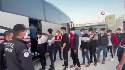 Kolluk birimlerince yakalanan Afganistan uyruklu kaçak göçmenler ülkelerine gönderiliyor
