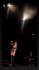 Defne Samyeli sahnede eteğini çıkarıp attı izleyici çılgına döndü