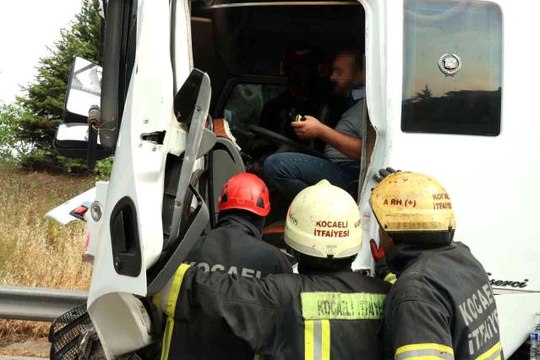 TEM'de kamyona arkadan çarpan tırın sürücüsü araçta sıkıştı