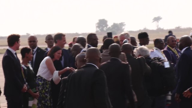 Philippe et Mathilde accueillis avec les honneurs à Kinshasa
