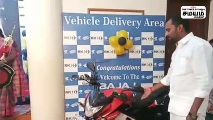 ஊழியர்களுக்கு டூவிலர், ஐபோன் கிஃப்ட் வழங்கிய மதுரை தனியார் நிறுவனம்!