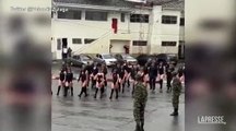 Colombia, studentesse in costume da bagno e cappello militare marciano sotto la pioggia: è polemica