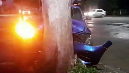 Condutor perde o controle de BMW e atinge árvore no Centro
