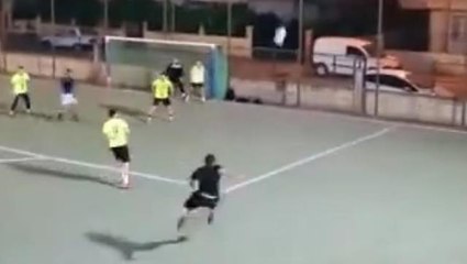 Bugüne kadar gördüğünüz bütün şutları unutun! Halı saha maçında çekilen şut herkesi kahkahaya boğdu