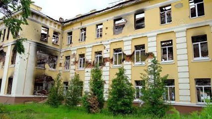 Rus güçlerinin bombardımanında enkaza dönen okulda mezuniyet balosu