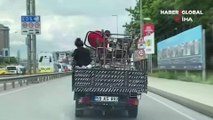Kadıköy’de kamyonet kasasında aile boyu tehlikeli yolculuk kamerada