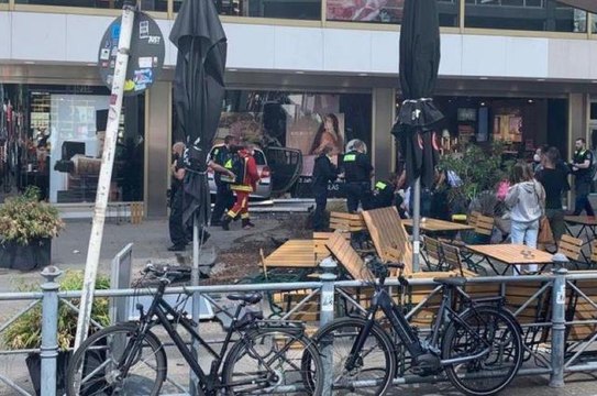 Son Dakika! Berlin'de bir otomobil kalabalığın arasına daldı: 1 kişi öldü, 30 kişi yaralandı