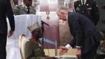 Le roi Philippe honore les anciens combattants congolais et décore un Caporal centenaire