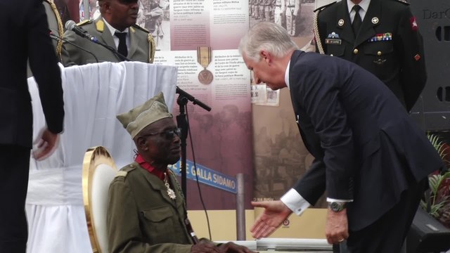 Le roi Philippe honore les anciens combattants congolais et décore un Caporal centenaire