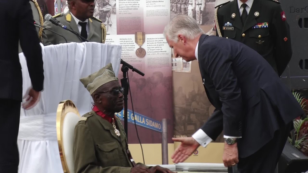 Le roi Philippe honore les anciens combattants congolais et décore un Caporal centenaire