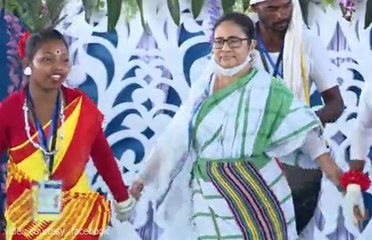 হাসিমারায় আদিবাসীদের সঙ্গে হাত ধরে নাচলেন মুখ্যমন্ত্রী মমতা |OneIndia Bengali