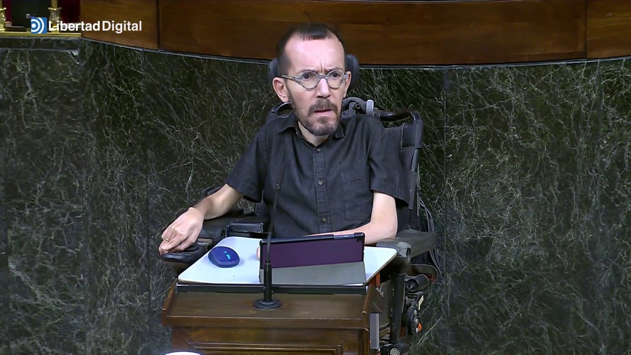 Echenique ataca a Ayuso en el Congreso: "Está a cuatro cervezas de quemar libros de texto en Sol"