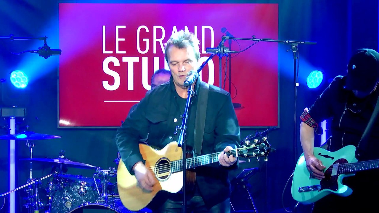 Axel Bauer interprète "Achète-moi une âme"