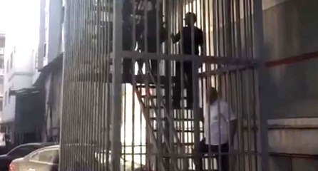 Alevlerden kaçan işçiler yangın merdiveninde mahsur kaldı