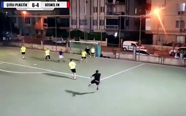 Halı sahada şut çekti, evin balkonunda girdi