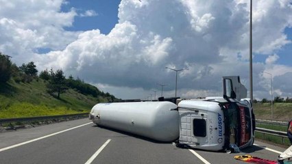 Son Dakika: Anadolu Otoyolu'nda LPG yüklü bir tankerin devrilmesi sonucu Ankara ve İstanbul istikameti trafiğe kapandı