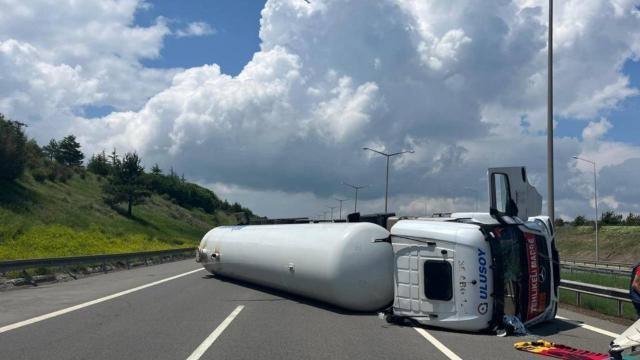 Son Dakika: Anadolu Otoyolu'nda LPG yüklü bir tankerin devrilmesi sonucu Ankara ve İstanbul istikameti trafiğe kapandı