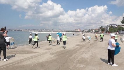 Büyükçekmece'de Yarım Saat İçinde Yüzlerce Kilo Çöp Toplandı