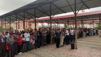 Yağmur duasına çıkan çiftçiler ‘amin’ diyemeden sırılsıklam oldu