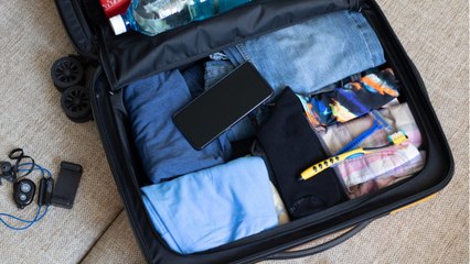 Mit dem Flieger in den Urlaub: Was unbedingt mit ins Handgepäck gehört