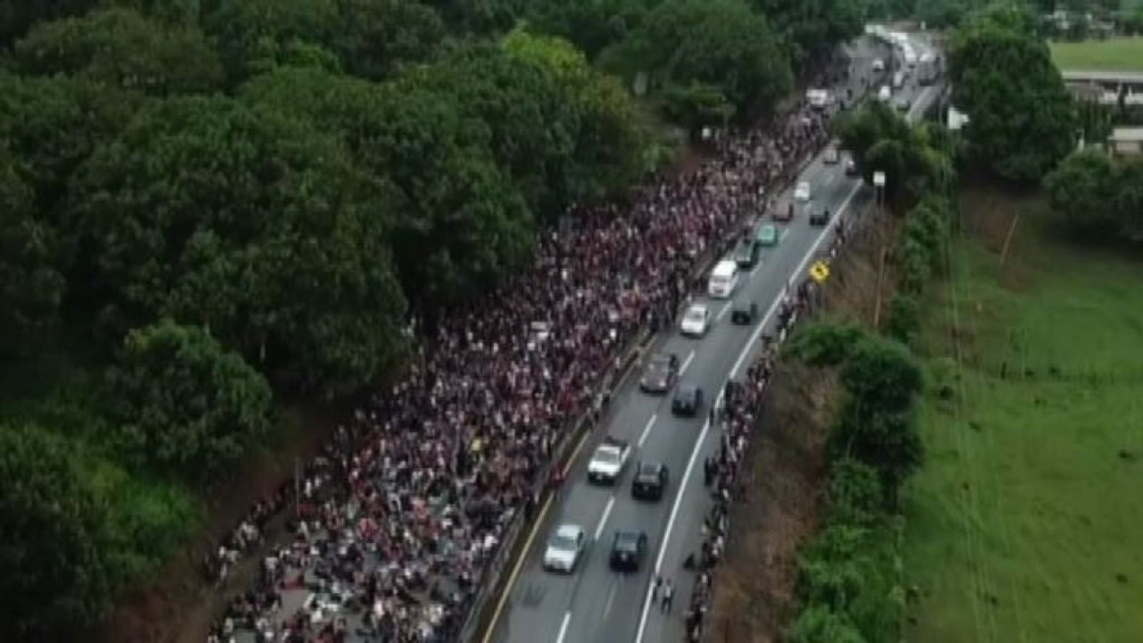 A piedi verso gli Stati Uniti dal Messico, la marcia dei migranti
