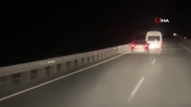 Kovalamaca sonucu durdurulan minibüsten 29 kaçak göçmen çıktı