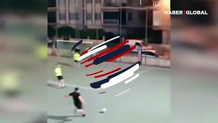 Halı sahada çekilen şut, sosyal medyada izleyenleri güldürdü