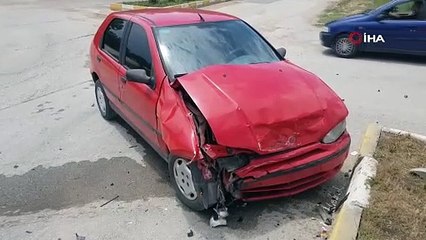 Çarpışan otomobillerden biri ters döndü