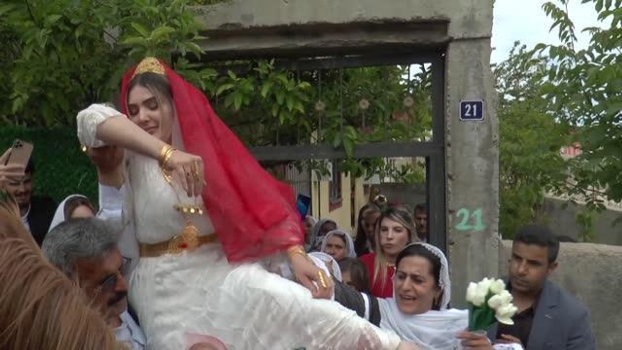 Şehir merkezinde gelini atla dolaştırma geleneğini yaşattılar