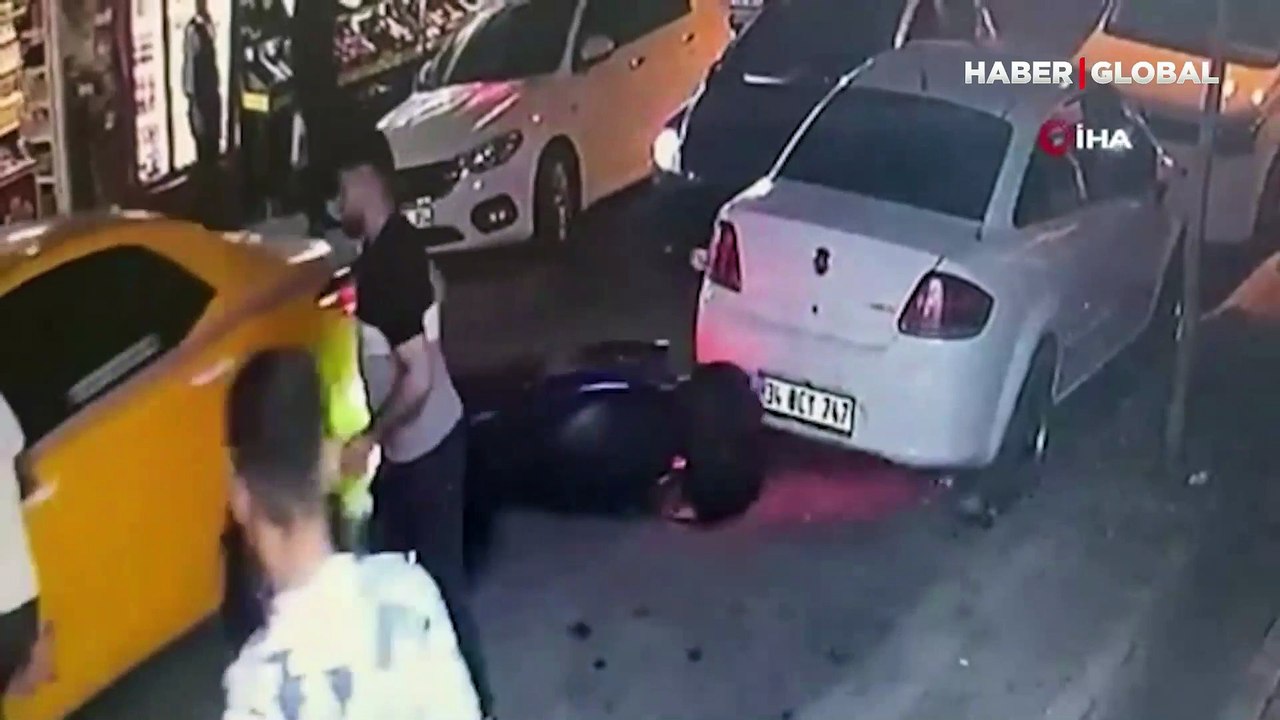 Zeytinburnu’nda taksici, kendisine çarpan motosikletliyi ezmeye kalktı: O anlar kamerada