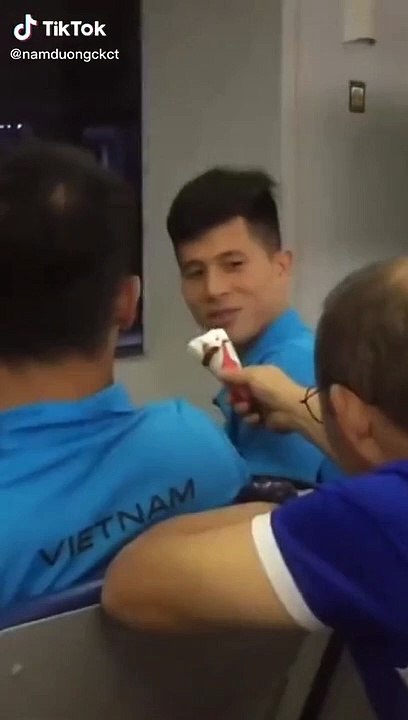 HLV Park Hang-seo cầm cây kem dụ học trò ăn rồi lập tức rút về khi Đình Trọng vừa há miệng