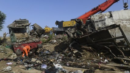 Asciende a 63 el número de fallecidos por accidente de tren en Pakistán