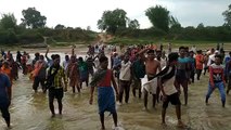 संसदीय सचिव के समर्थन में सैकड़ों ग्रामीण, नदी में उतरकर रेत खदान बंद रखने के लगाए नारे