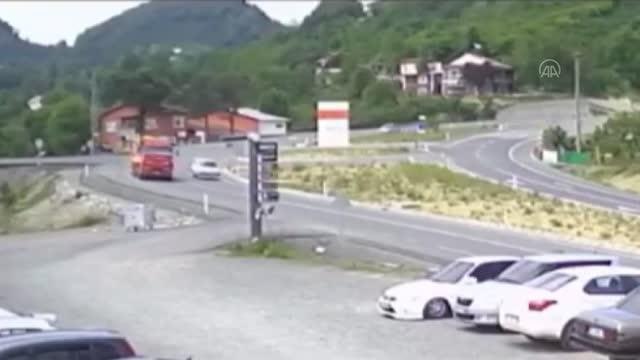 Son dakika: Otomobil ile minibüs çarpıştı: 15 yaralı - Güvenlik kamerası