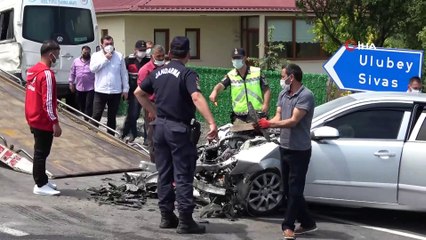 Ordu’da yolcu minibüsü ile otomobil çarpıştı... O anlar kamerada