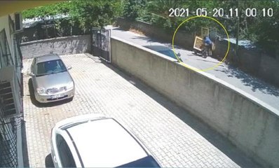 EVİN DEMİR KAPISINI ÇALAN MOTOSİKLETLİ ŞÜPHELİ YAKALANDI