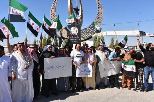 Suriye'nin kuzeyindeki Azez ilçesinde, YPG/PKK'ya karşı harekete geçen Münbiçlilere destek gösterisi yapıldı