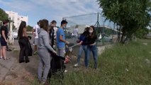 Martigues : les lycéens nettoient les abords de leurs établissements