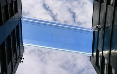 Dünyanın ilk transparan gökyüzü havuzu ziyaretçi akınına uğradı