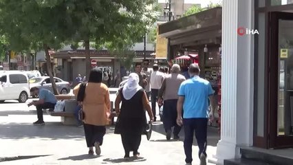 Normalleşme sonrası esnaf iş yerini açıp müşteri beklemeye başladı
