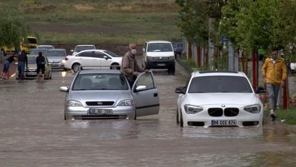 Kayseri'de sağanak yağış etkili oldu, araçlar mahsur kaldı