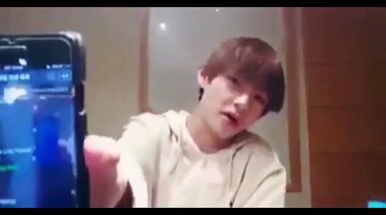 BTS V Singing VERSACE ON THE FLOOR by BRUNO MARS!
