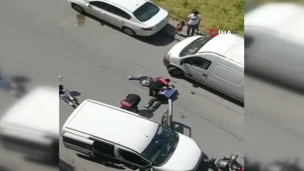 Polis yere dökülen uyuşturucuyu süpürge ve kürek ile topladı