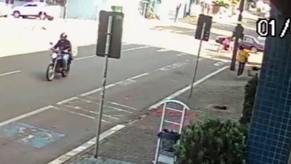 Motociclista "voa" sobre carro em colisão na Rua Erechim; veja o vídeo