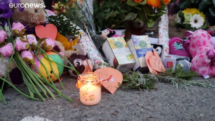 شاهد: وسط حزن وتساؤلات...كنديون يضعون نصبا تذكاريا أمام المدرسة حيث تم اكتشاف رفات 215 طفلاً