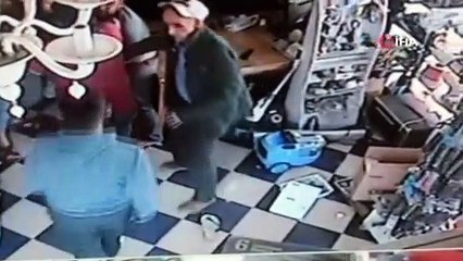 Avcılar’da bir kişi hasmının kafasına televizyon fırlattı